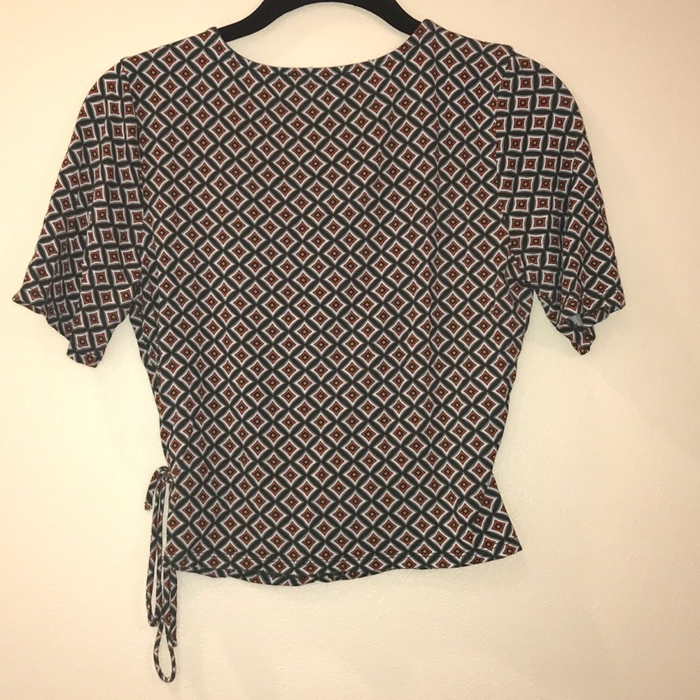 Patterned Wrap Crop Top - Picture 2 of 6
